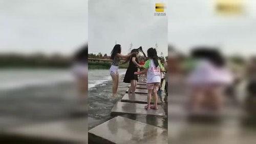 花姑娘吃瓜视频,趣味横生的夏日美食时光